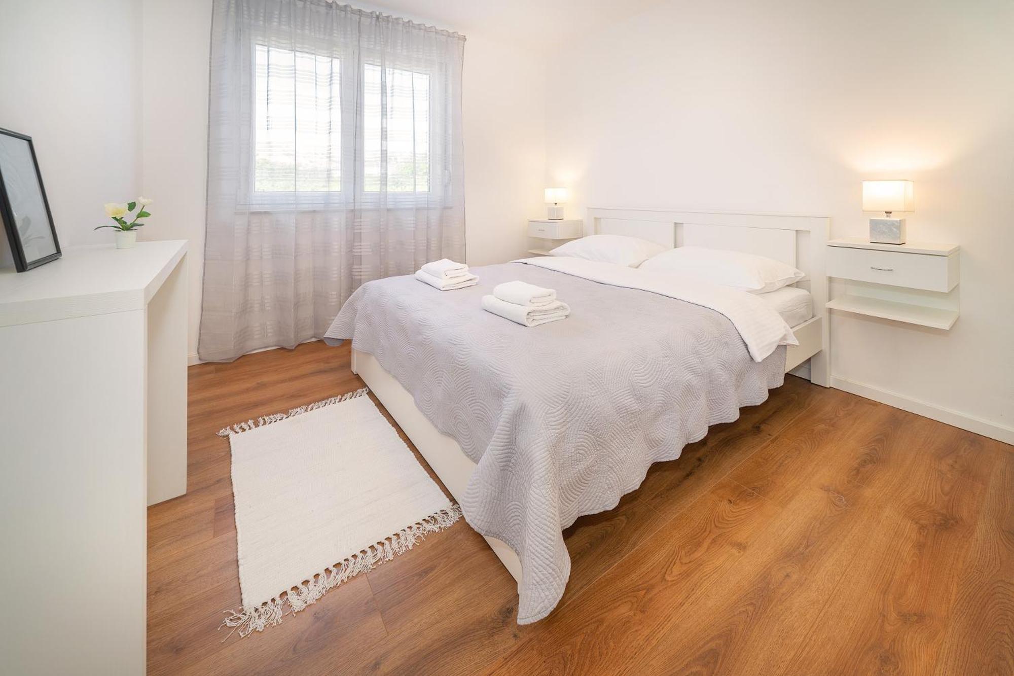 Poolside Apartments Anabella バスカ エクステリア 写真