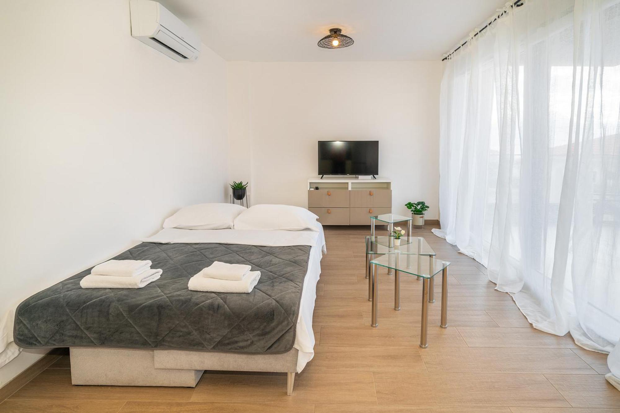 Poolside Apartments Anabella バスカ エクステリア 写真