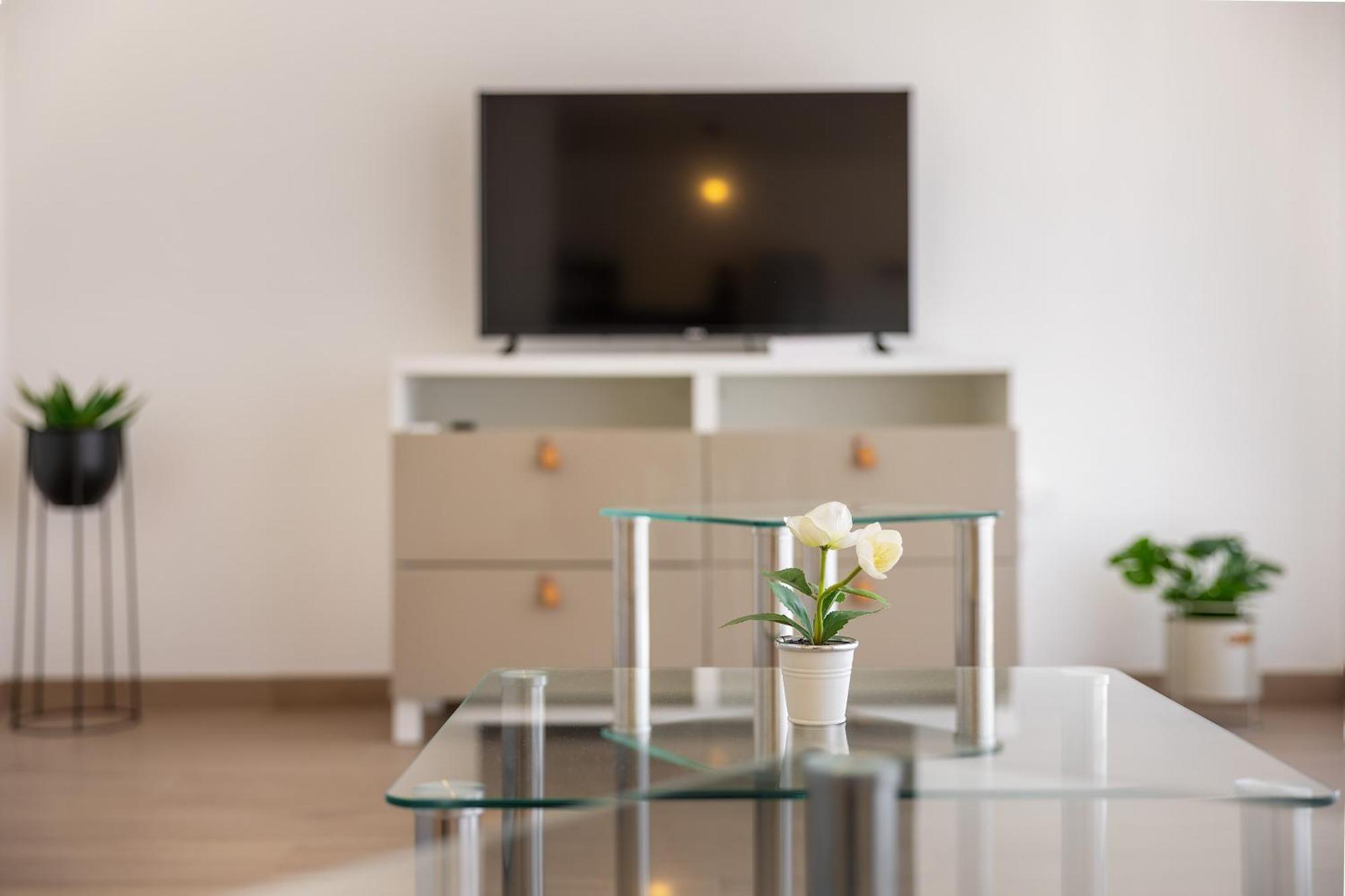 Poolside Apartments Anabella バスカ エクステリア 写真