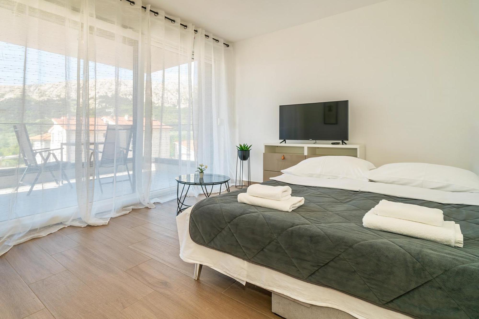 Poolside Apartments Anabella バスカ エクステリア 写真