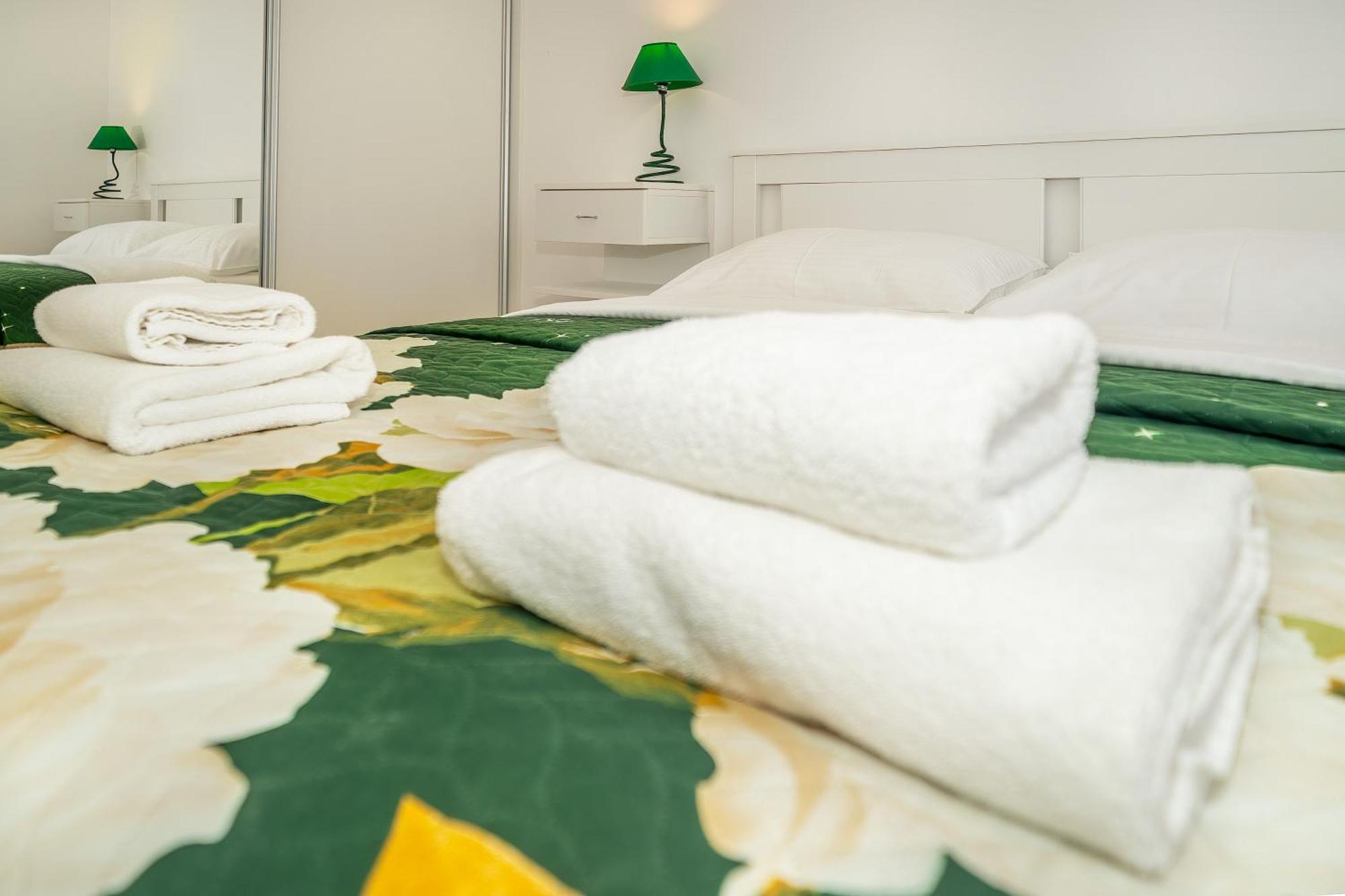 Poolside Apartments Anabella バスカ エクステリア 写真